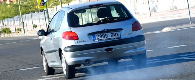 Significado de los humos que emite el coche