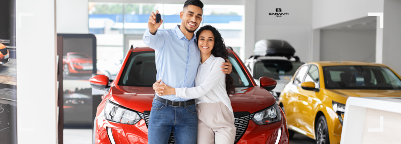 pareja comprando coche en concesionario