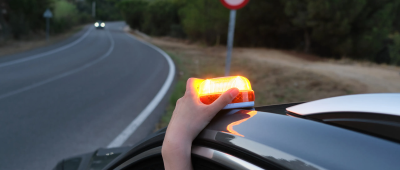 La normativa de tráfico que convierte la luz V16 en elemento obligatorio en 2026